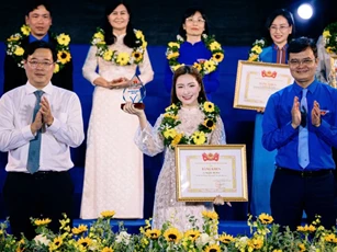 Ca sĩ Hòa Minzy được vinh danh tại Giải thưởng 'Tình nguyện quốc gia' 2025