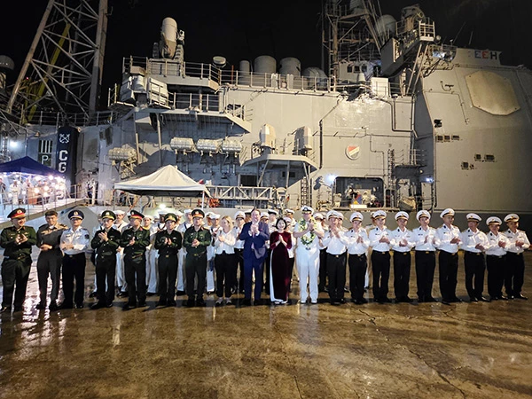 Lễ đón đoàn tàu Hải quân Mỹ diễn ra trang trọng. 