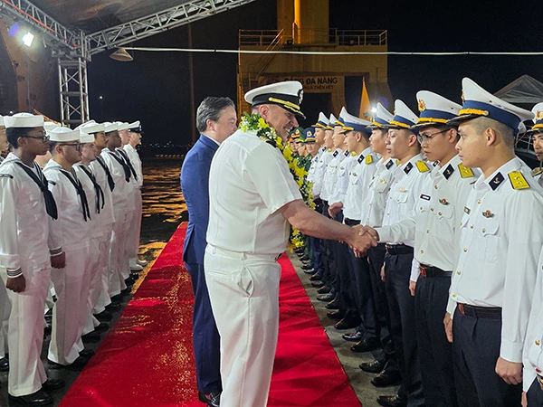 Chuẩn Đô đốc Thomas Shultz chào hỏi các chiến sĩ Hải quân Nhân dân Việt Nam.