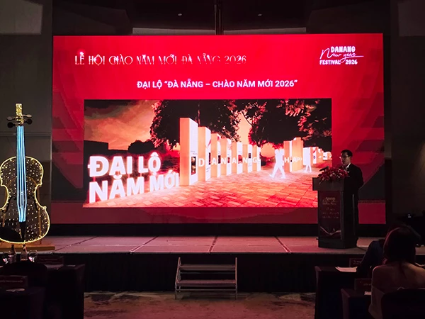 Một trong những điểm nhấn mới lạ của mùa lễ hội năm nay là Đại lộ “Đà Nẵng – Chào năm mới 2026” trên phố đi bộ Bạch Đằng. Một trong những điểm nhấn mới lạ của mùa lễ hội năm nay là Đại lộ “Đà Nẵng – Chào năm mới 2026” trên phố đi bộ Bạch Đằng.