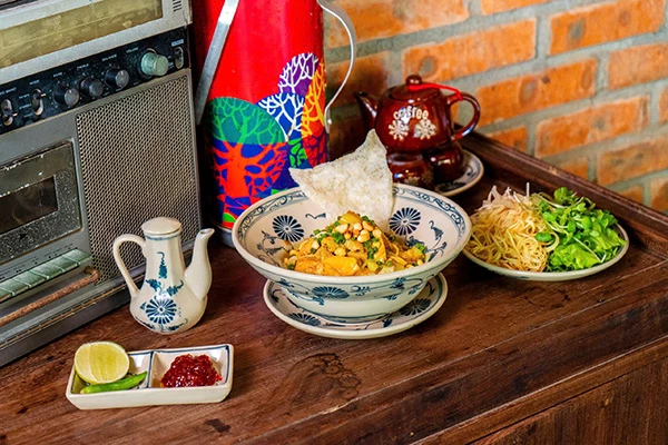 Món mì Quảng được phục vụ tại nhà hàng V-Senses Cafe - Ngôi nhà di sản Việt trong khuôn viên của Furama Villas Đà Nẵng. Món mì Quảng được phục vụ tại nhà hàng V-Senses Cafe - Ngôi nhà di sản Việt trong khuôn viên của Furama Villas Đà Nẵng.