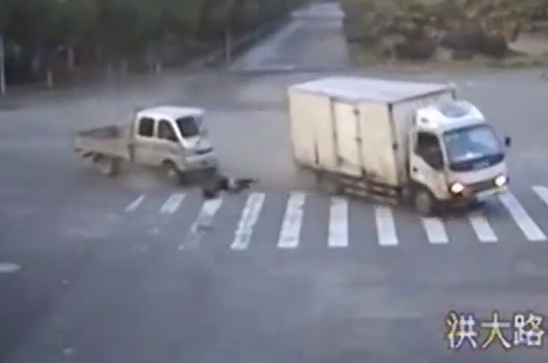 Va ch&#x1EA1;m kh&#x1EE7;ng khi&#x1EBF;p, ng&#x1B0;&#x1EDD;i ph&#x1EE5; n&#x1EEF; b&#x1ECB; h&#x1EA5;t v&#x103;ng kh&#x1ECF;i cabin xe t&#x1EA3;i