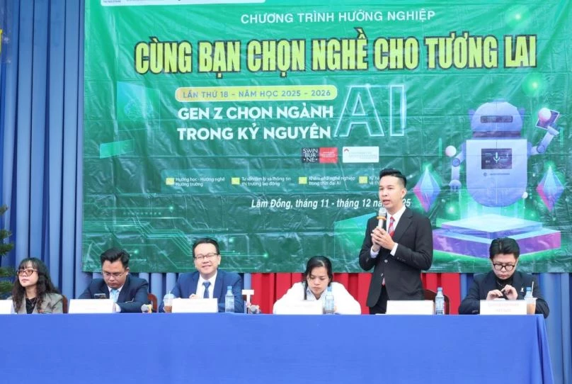 Đại diện các cơ sở giáo dục đại học tại Thành phố Hồ Chí Minh và các chuyên gia tư vấn hướng nghiệp cho các em học sinh. Ảnh: Báo Lâm Đồng.