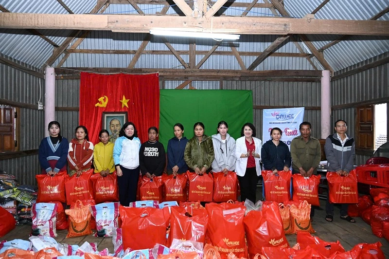 Bà Phùng Thị Ngọc Tuyết - Phó Chủ tịch Hội Liên hiệp Phụ nữ tỉnh Gia Lai (bên trái) và bà bà Đồng Thị Ánh – Chủ tịch Hội Nữ doanh nhân tỉnh Gia Lai, Bà Phùng Thị Ngọc Tuyết - Phó Chủ tịch Hội Liên hiệp Phụ nữ tỉnh Gia Lai (bên trái) và bà bà Đồng Thị Ánh – Chủ tịch Hội Nữ doanh nhân tỉnh Gia Lai,