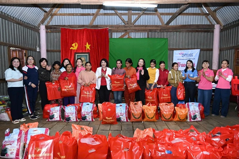 Các đại biểu cùng tặng quà cho người dân. Các đại biểu cùng tặng quà cho người dân.