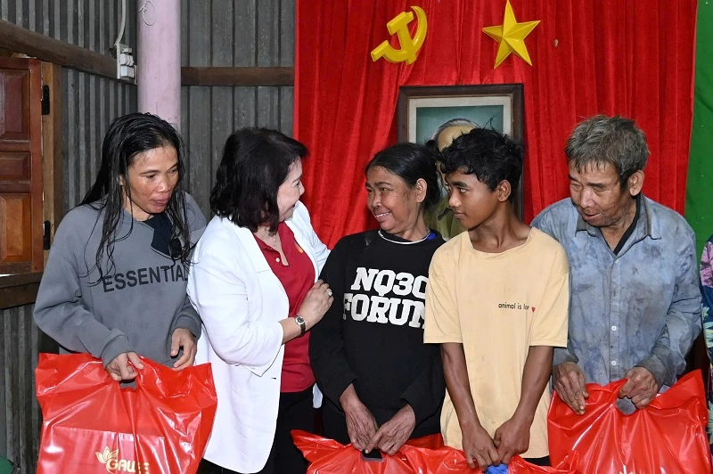 Bà Đồng Thị Ánh – Chủ tịch Hội Nữ doanh nhân tỉnh Gia Lai, thăm hỏi, động viên người dân. Bà Đồng Thị Ánh – Chủ tịch Hội Nữ doanh nhân tỉnh Gia Lai, thăm hỏi, động viên người dân.