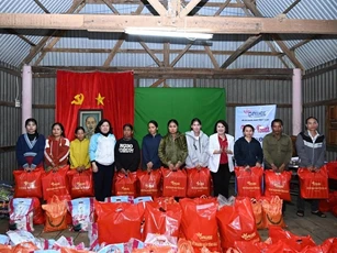 Tiếp sức đồng bào vùng cao vượt qua bão lũ