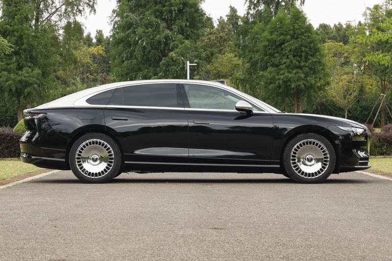 Xe sedan h&#x1EA1;ng sang c&#xF4;ng su&#x1EA5;t 659 m&#xE3; l&#x1EF1;c, trang b&#x1ECB; t&#x1ED1;i t&#xE2;n, gi&#xE1; h&#x1A1;n 1 t&#x1EF7; &#x111;&#x1ED3;ng