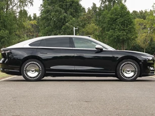 Xe sedan hạng sang công suất 659 mã lực, trang bị tối tân, giá hơn 1 tỷ đồng