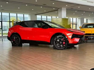 SUV PHEV dài hơn 5 mét, công suất 952 mã lực, giá gần 2 tỷ đồng