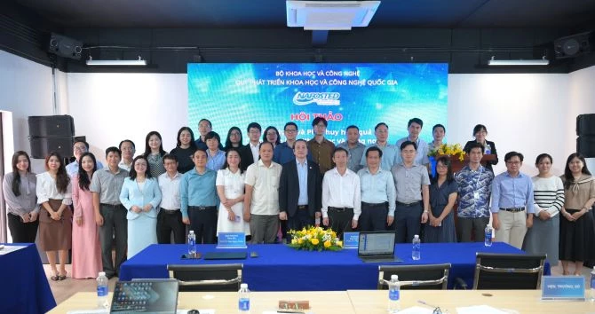 Các đại biểu tham dự Hội thảo chụp ảnh kỷ niệm.