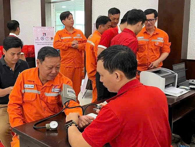 Kiểm tra sức khỏe và khám sàng lọc trước khi hiến máu. Kiểm tra sức khỏe và khám sàng lọc trước khi hiến máu.