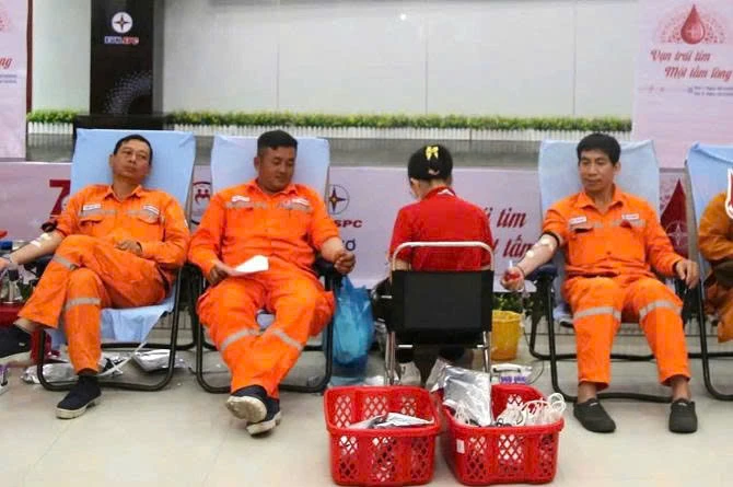 Công nhân cơ sở 3 Công ty Điện lực TP Cần Thơ tham gia hiến máu Công nhân cơ sở 3 Công ty Điện lực TP Cần Thơ tham gia hiến máu