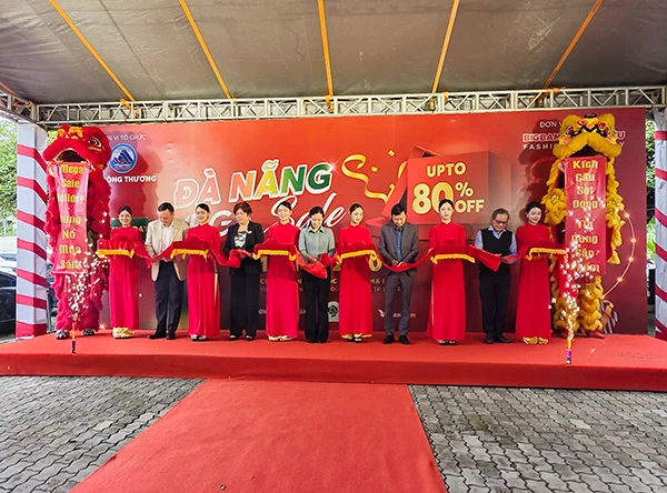 Thực hiện nghi thức khai mạc Mega Sale Holiday Đà Nẵng 2025. Thực hiện nghi thức khai mạc Mega Sale Holiday Đà Nẵng 2025.