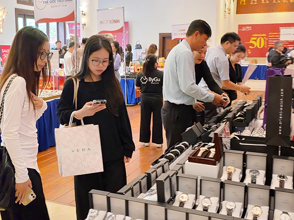 Nhộn nhịp khách hàng tham gia mua sắm tại Đà Nẵng Mega Sale 2025. Nhộn nhịp khách hàng tham gia mua sắm tại Đà Nẵng Mega Sale 2025.