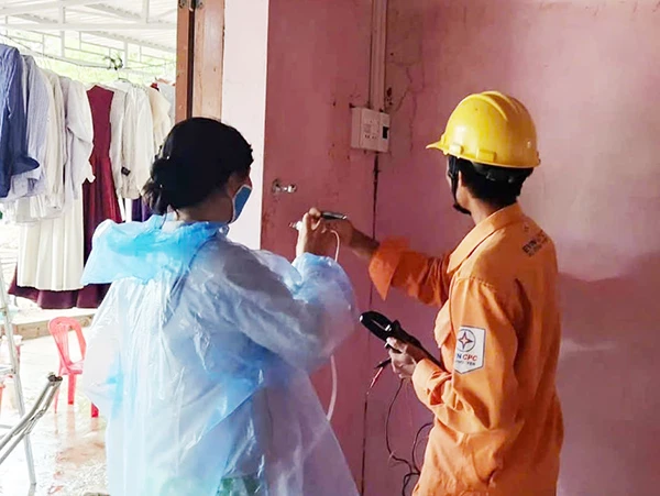 Các công ty điện lực thành viên EVNCPC khẩn trương khôi phục cấp điện cho người dân vùng lũ. Các công ty điện lực thành viên EVNCPC khẩn trương khôi phục cấp điện cho người dân vùng lũ.