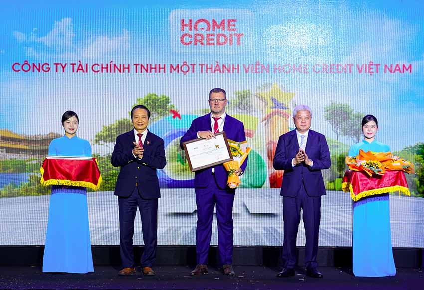 Home Credit l&#x1ECD;t top 10 doanh nghi&#x1EC7;p b&#x1EC1;n v&#x1EEF;ng ti&#xEA;u bi&#x1EC3;u