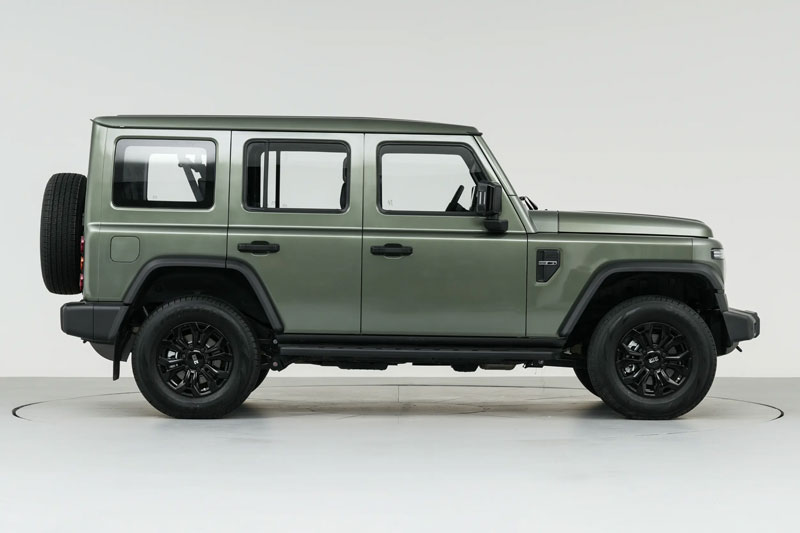 Xe g&#x1EA7;m cao &#x111;&#x1ECB;a h&#xEC;nh si&#xEA;u h&#x1EA7;m h&#x1ED1;, c&#xF4;ng su&#x1EA5;t 170 m&#xE3; l&#x1EF1;c, gi&#xE1; g&#x1EA7;n 750 tri&#x1EC7;u &#x111;&#x1ED3;ng