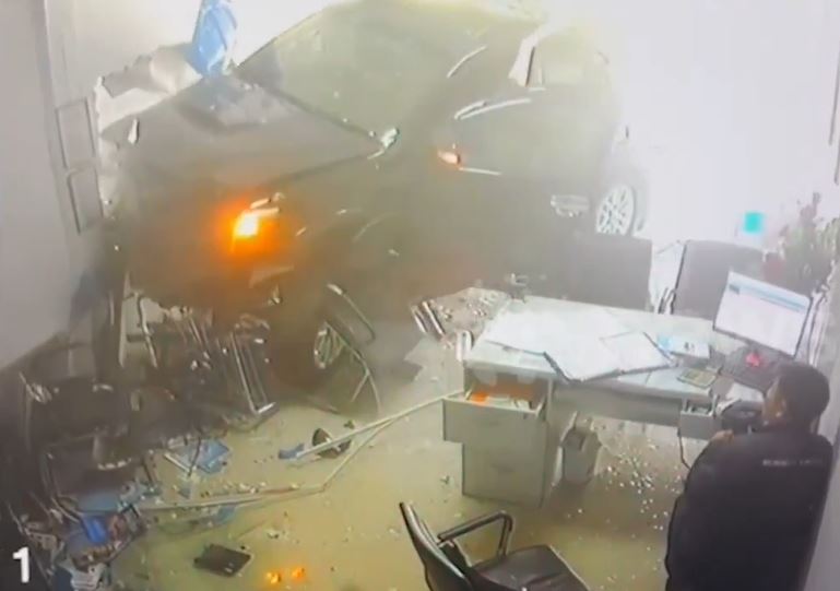 &#xD4; t&#xF4; m&#x1EA5;t l&#xE1;i h&#xFA;c v&#x1EE1; c&#x1EED;a k&#xED;nh, lao th&#x1EB3;ng v&#xE0;o c&#x1EED;a h&#xE0;ng