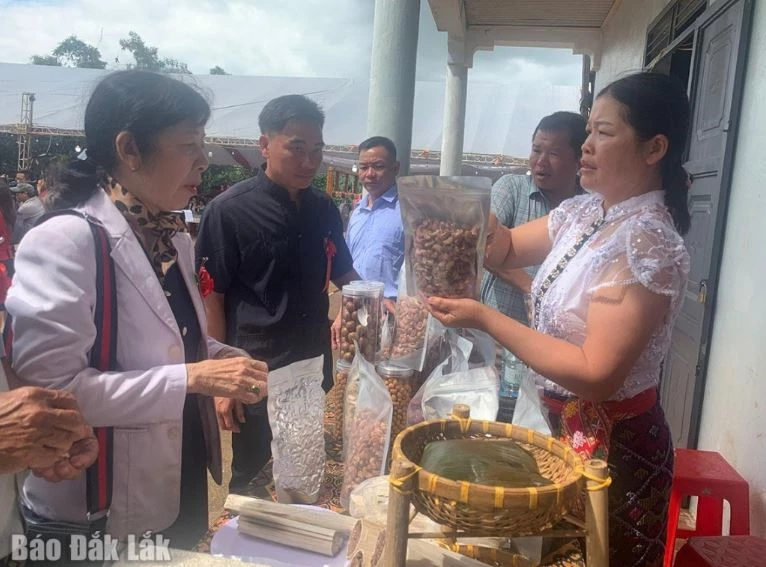 Chị Quang Thị Thơ (bìa phải)đã chủ động tiêu thụ nông sản do mình làm ra trên kênh trực tiếp và bán hàng online. Nguồn: Báo Đắk Lắk.