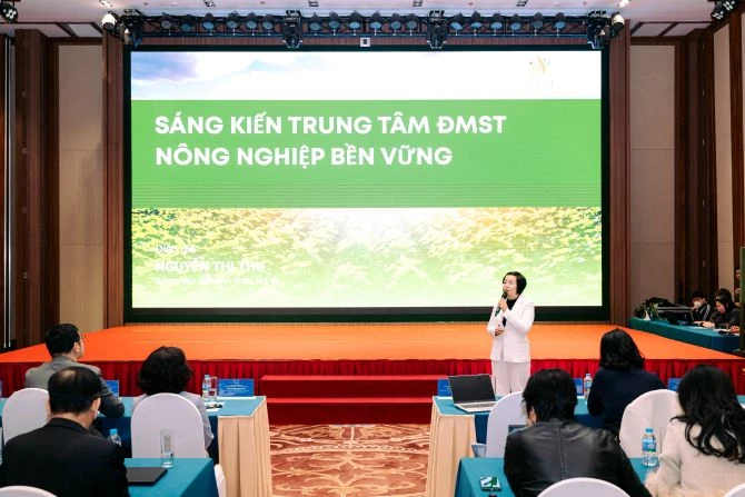 Bà Nguyễn Thị Thu đang chia sẻ về sáng kiến Trung tâm Đổi mới sáng tạo nông nghiệp bền vững tại Hội thảo “Nông nghiệp công nghệ cao cho tăng trưởng xanh” sáng 14/12. Bà Nguyễn Thị Thu đang chia sẻ về sáng kiến Trung tâm Đổi mới sáng tạo nông nghiệp bền vững tại Hội thảo “Nông nghiệp công nghệ cao cho tăng trưởng xanh” sáng 14/12.