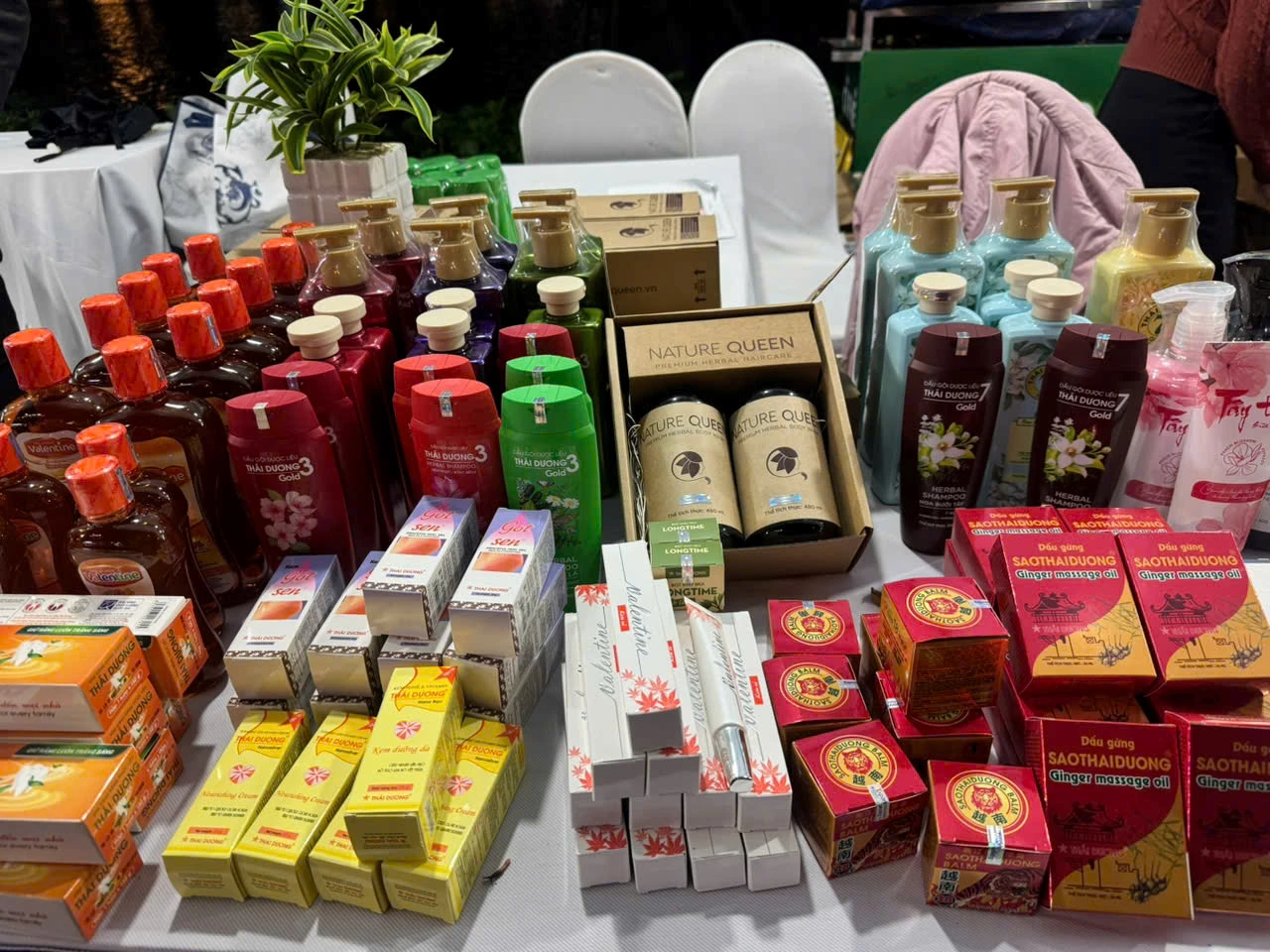 Hay kem dưỡng da, kem đánh răng, nước súc miệng… Hay kem dưỡng da, kem đánh răng, nước súc miệng…