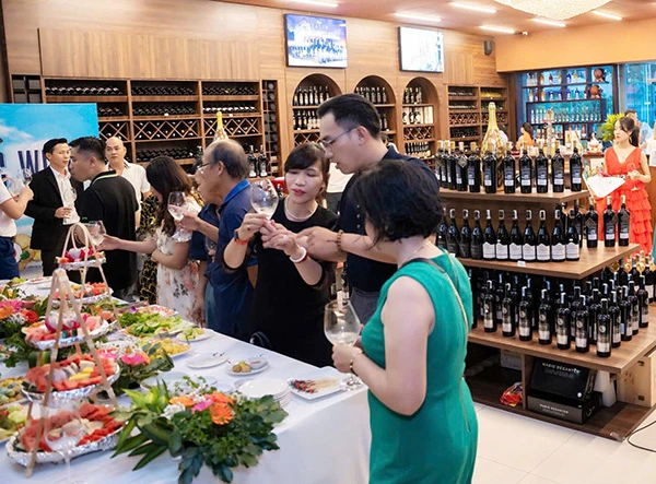 Thưởng thức tiệc rượu vang tại nhà hàng Thế giới rượu vang Hải Đăng. Thưởng thức tiệc rượu vang tại nhà hàng Thế giới rượu vang Hải Đăng.