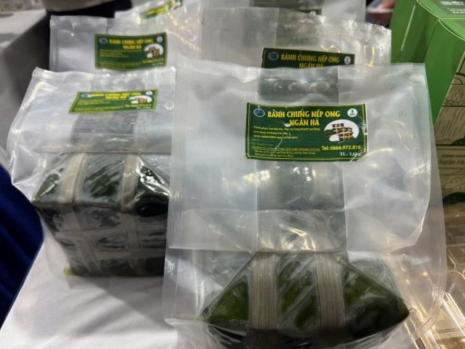 ...bánh chưng nếp ong... ...bánh chưng nếp ong...