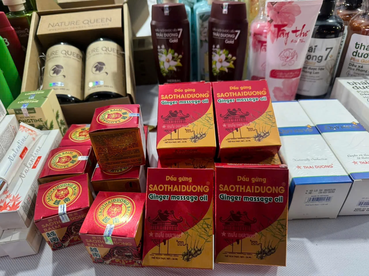 Sao Thái Dương mang tới triển lãm rất nhiều sản phẩm gắn liền với thương hiệu như dầu gội dược liệu Thái Dương 3, Thái Dương 7, sữa tắm… Sao Thái Dương mang tới triển lãm rất nhiều sản phẩm gắn liền với thương hiệu như dầu gội dược liệu Thái Dương 3, Thái Dương 7, sữa tắm…