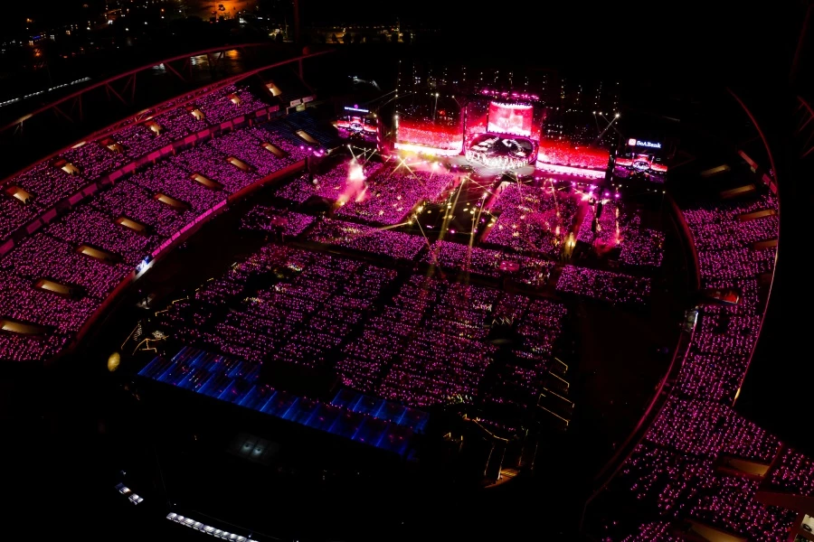 40.000 khán giả đến với Mỹ Tâm. 40.000 khán giả đến với Mỹ Tâm.