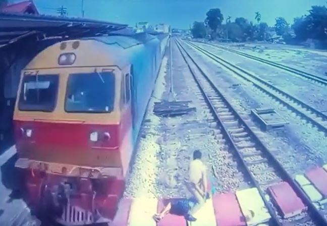 Trưởng ga lao ra trước mũi tàu hỏa cứu cụ bà thoát chết trong gang tấc