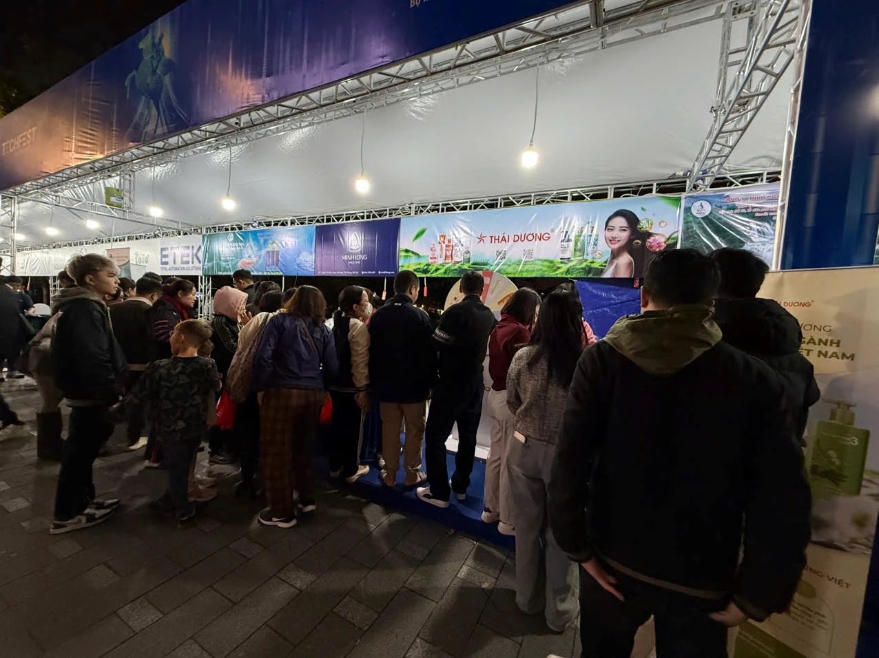Gian hàng của Công ty Cổ phần Sao Thái Dương cũng thu hút được rất nhiều khách tham quan. Gian hàng của Công ty Cổ phần Sao Thái Dương cũng thu hút được rất nhiều khách tham quan.