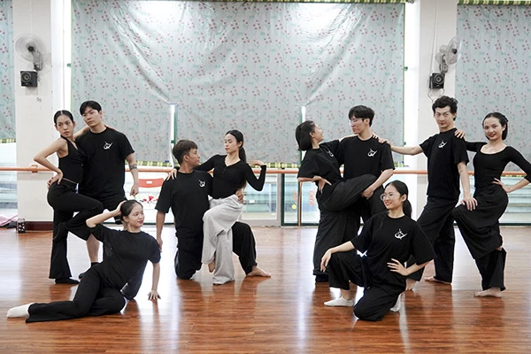 Các vũ công Nhà hát Trưng Vương tập luyện chuẩn bị cho chương trình nghệ thuật Chào năm mới 2026 tại Quảng trường Tam Thanh. Các vũ công Nhà hát Trưng Vương tập luyện chuẩn bị cho chương trình nghệ thuật Chào năm mới 2026 tại Quảng trường Tam Thanh.