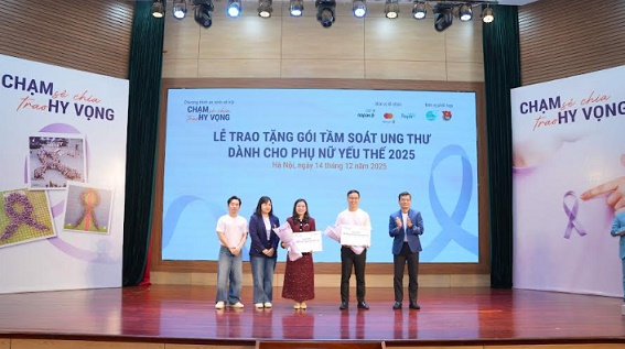 Trao tặng 2.010 suất tầm soát ung thư cho phụ nữ yếu thế
