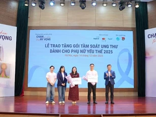 Trao tặng 2.010 suất tầm soát ung thư cho phụ nữ yếu thế