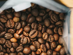 Giá nông sản ngày 15/12/2025: Hồ tiêu trụ ở đỉnh, cà phê giảm mạnh ba tuần liên tục