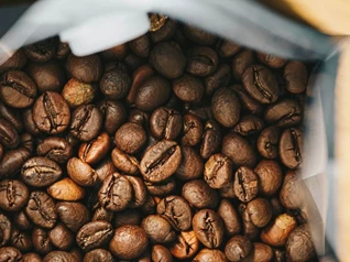 Giá nông sản ngày 15/12/2025: Hồ tiêu trụ ở đỉnh, cà phê giảm mạnh ba tuần liên tục