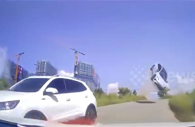 Ô tô mất lái bay lên không trung 4 mét