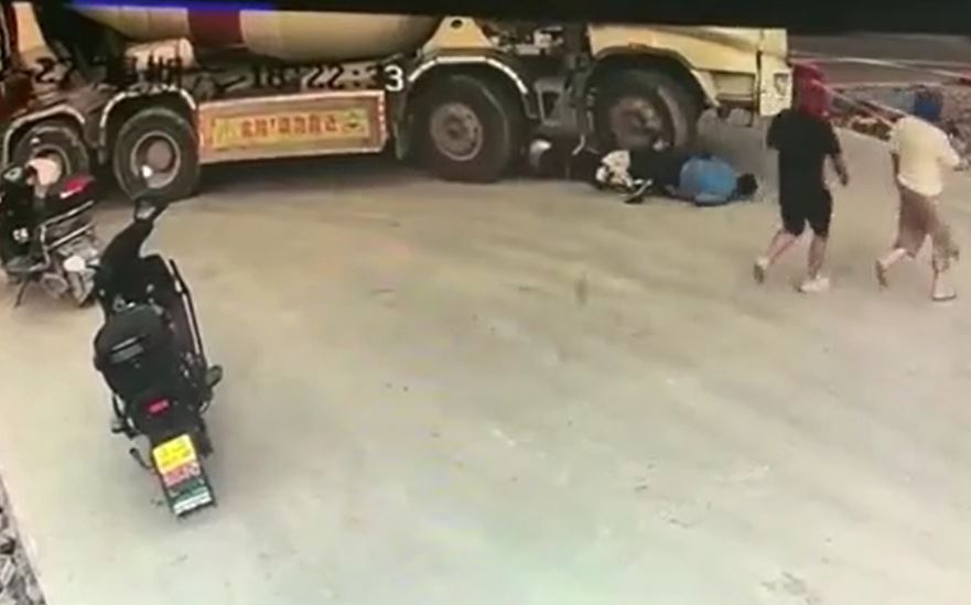 Người đàn ông mắc kẹt dưới gầm xe bồn vì đi vào điểm mù