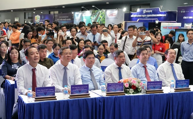 Lãnh đạo Trung ương và địa phương tại lễ khai mạc. Lãnh đạo Trung ương và địa phương tại lễ khai mạc.