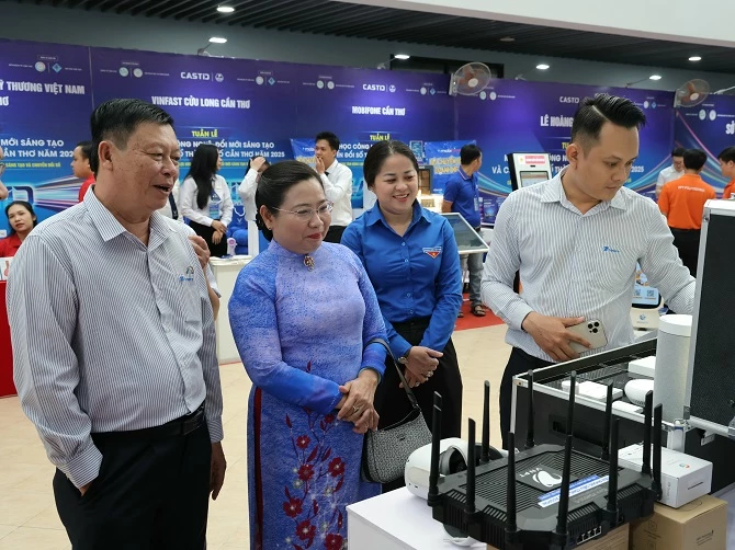 Đại biểu tham quan các sản phẩm công nghệ tại sự kiện. Đại biểu tham quan các sản phẩm công nghệ tại sự kiện.