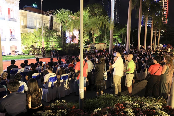 Da Nang Concert số 1 thu hút sự hưởng ứng của đông đảo người dân và du khách.