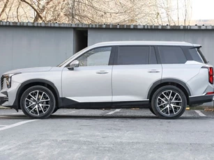 SUV dài gần 5 mét, công suất 252 mã lực, trang bị tiên tiến, giá gần 650 triệu đồng