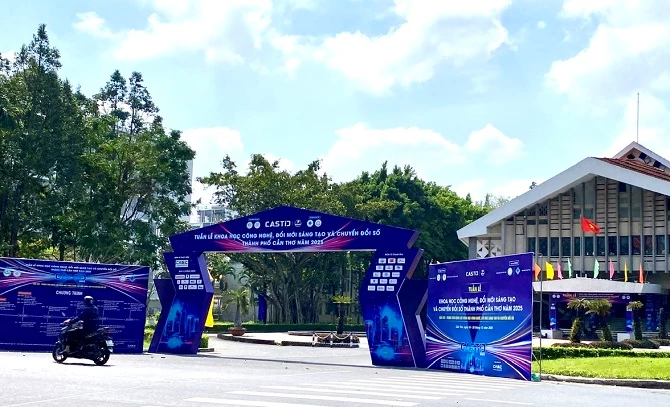 Sự kiện nằm trong khuôn khổ của Tuần lễ Khoa học công nghệ, Đổi mới sáng tạo và Chuyển đổi số TP Cần Thơ năm 2025 - CASTID 2025, do Trường Đại học Cần Thơ chủ trì và tổ chức, diễn ra lúc 8h ngày 19/12 tới tại Nhà Điều hành Đại học Cần Thơ. Diễn đàn hướng những mục tiêu chính: kết nối các bên liên quan trong nước và quốc tế để tổ chức các tọa đàm và diễn đàn thường kỳ nhằm chia sẻ thông tin và đề xuất các giải pháp, góp phần hỗ trợ xây dựng các chiến lược, chính sách phát triển bền vững vùng Đồng bằng sông Cửu Long tầm nhìn đến năm 2045. Tăng cường hợp tác giữa các bên liên quan để xây dựng và triển khai các chương trình, đề án nghiên cứu và phát triển, góp phần phát triển khoa học công nghệ, kinh tế - xã hội, môi trường và phát triển bền vững của vùng. Đồng thời, góp phần xây dựng Đại học Cần Thơ thành trung tâm thông tin và khai thác dữ liệu tương tác, chia sẻ và cung cấp tư vấn khoa học công nghệ, đào tạo nguồn nhân lực để phát triển bền vững vùng Đồng bằng sông Cửu Long. Diễn đàn SDMD lần thứ 12 năm 2025 được tổ chức trong bối cảnh cả nước đang triển khai mạnh mẽ Nghị quyết 57 của Bộ Chính trị về “Chiến lược phát triển Khoa học công nghệ - Đổi mới sáng tạo – Chuyển đổi số quốc gia”; Nghị quyết 68 của Bộ Chính trị về “Phát triển kinh tế tư nhân”. Đây là những định hướng lớn mở ra cơ hội bứt phá phát triển mới cho vùng Đồng bằng sông Cửu Long - vùng đất chiến lược của quốc gia về nông nghiệp, kinh tế biển, năng lượng tái tạo và kinh tế số. Thể hiện quyết tâm trong việc tạo ra những động lực mới, mô hình mới và hợp tác mới cho sự phát triển bền vững của toàn vùng, là nơi kết nối các lực lượng trí thức, quản lý và doanh nghiệp để cùng đưa ra những đề xuất cụ thể - biến tầm nhìn thành hành động, biến tiềm năng thành động lực phát triển thật sự. Tại diễn đàn, Đại học Cần Thơ sẽ thỏa thuận hợp tác với các đối tác lớn như với Tập đoàn CT Group trong hợp tác đào tạo, nghiên cứu, phát triển và ứng dụng công nghệ sinh học, đặc biệt là công nghệ sinh học trong nông nghiệp; hợp tác đào tạo, nghiên cứu khoa học và chuyển giao công nghệ, đặc biệt trong lĩnh vực chăn nuôi với Công ty C.P Việt Nam; hợp tác triển khai đề án nuôi tôm siêu thâm canh trong hệ thống tuần hoàn kết nối đa loài. Ảnh 1- Triển lãm Khoa học công nghệ, Đổi mới sáng tạo và Chuyển đổi số TP Cần Thơ (CASTID 2025) Sự kiện nằm trong khuôn khổ của Tuần lễ Khoa học công nghệ, Đổi mới sáng tạo và Chuyển đổi số TP Cần Thơ năm 2025 - CASTID 2025, do Trường Đại học Cần Thơ chủ trì và tổ chức, diễn ra lúc 8h ngày 19/12 tới tại Nhà Điều hành Đại học Cần Thơ. Diễn đàn hướng những mục tiêu chính: kết nối các bên liên quan trong nước và quốc tế để tổ chức các tọa đàm và diễn đàn thường kỳ nhằm chia sẻ thông tin và đề xuất các giải pháp, góp phần hỗ trợ xây dựng các chiến lược, chính sách phát triển bền vững vùng Đồng bằng sông Cửu Long tầm nhìn đến năm 2045. Tăng cường hợp tác giữa các bên liên quan để xây dựng và triển khai các chương trình, đề án nghiên cứu và phát triển, góp phần phát triển khoa học công nghệ, kinh tế - xã hội, môi trường và phát triển bền vững của vùng. Đồng thời, góp phần xây dựng Đại học Cần Thơ thành trung tâm thông tin và khai thác dữ liệu tương tác, chia sẻ và cung cấp tư vấn khoa học công nghệ, đào tạo nguồn nhân lực để phát triển bền vững vùng Đồng bằng sông Cửu Long. Diễn đàn SDMD lần thứ 12 năm 2025 được tổ chức trong bối cảnh cả nước đang triển khai mạnh mẽ Nghị quyết 57 của Bộ Chính trị về “Chiến lược phát triển Khoa học công nghệ - Đổi mới sáng tạo – Chuyển đổi số quốc gia”; Nghị quyết 68 của Bộ Chính trị về “Phát triển kinh tế tư nhân”. Đây là những định hướng lớn mở ra cơ hội bứt phá phát triển mới cho vùng Đồng bằng sông Cửu Long - vùng đất chiến lược của quốc gia về nông nghiệp, kinh tế biển, năng lượng tái tạo và kinh tế số. Thể hiện quyết tâm trong việc tạo ra những động lực mới, mô hình mới và hợp tác mới cho sự phát triển bền vững của toàn vùng, là nơi kết nối các lực lượng trí thức, quản lý và doanh nghiệp để cùng đưa ra những đề xuất cụ thể - biến tầm nhìn thành hành động, biến tiềm năng thành động lực phát triển thật sự. Tại diễn đàn, Đại học Cần Thơ sẽ thỏa thuận hợp tác với các đối tác lớn như với Tập đoàn CT Group trong hợp tác đào tạo, nghiên cứu, phát triển và ứng dụng công nghệ sinh học, đặc biệt là công nghệ sinh học trong nông nghiệp; hợp tác đào tạo, nghiên cứu khoa học và chuyển giao công nghệ, đặc biệt trong lĩnh vực chăn nuôi với Công ty C.P Việt Nam; hợp tác triển khai đề án nuôi tôm siêu thâm canh trong hệ thống tuần hoàn kết nối đa loài. Ảnh 1- Triển lãm Khoa học công nghệ, Đổi mới sáng tạo và Chuyển đổi số TP Cần Thơ (CASTID 2025)