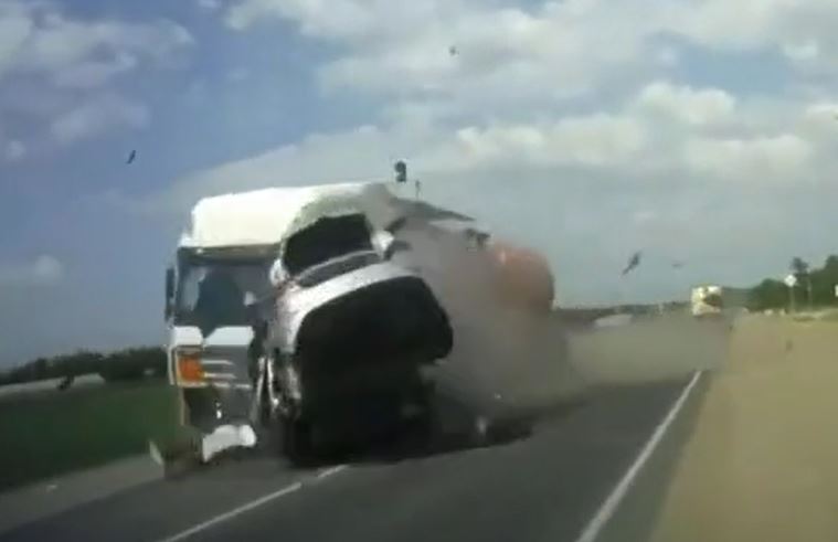 Vượt ẩu tốc độ cao, ô tô con lao thẳng vào xe bồn