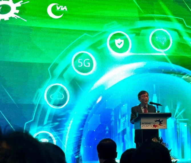 Ông Vũ Hoàng Liên - Chủ tịch Hiệp hội Internet Việt Nam. Ông Vũ Hoàng Liên - Chủ tịch Hiệp hội Internet Việt Nam.