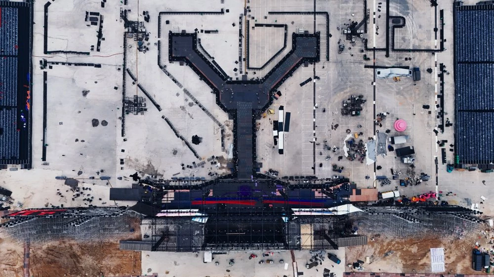 Sân khấu trải dài 240m.