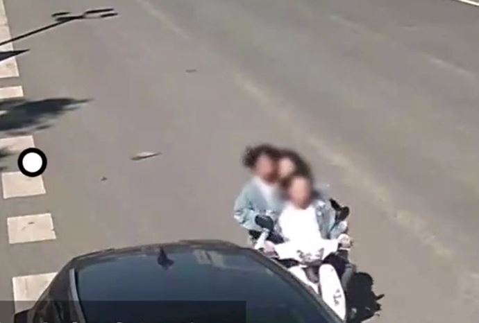 Mải trò chuyện khi chạy xe, 3 nữ sinh đâm vỡ gương ô tô ven đường