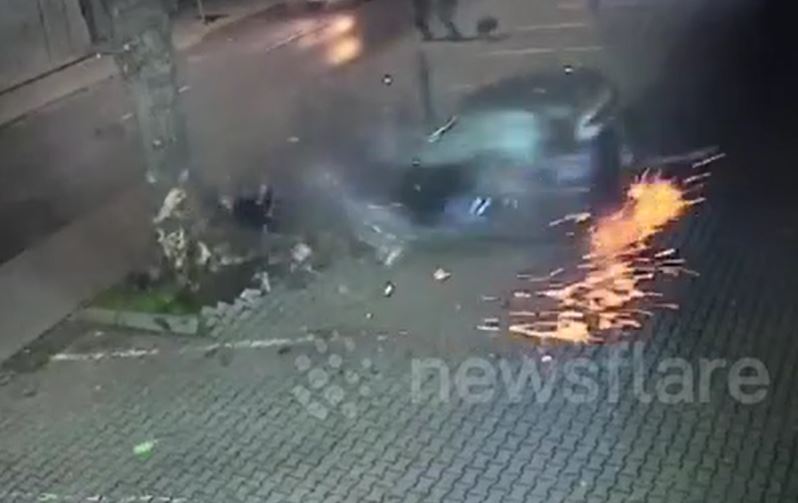 Mất lái ở tốc độ cao, ô tô lao lên vỉa hè đâm cây, suýt cuốn 3 người đi bộ