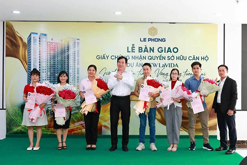 Ông Bùi Ngươn Phong – Chủ tịch HĐQT – Nhà sáng lập hệ sinh thái tập đoàn Lê Phong phát biểu chúc mừng cư dân tại sự kiện. Ông Bùi Ngươn Phong – Chủ tịch HĐQT – Nhà sáng lập hệ sinh thái tập đoàn Lê Phong phát biểu chúc mừng cư dân tại sự kiện.